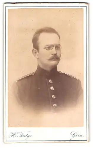 Fotografie H. Festge, Gera, Portrait Einjährig-Freiwilliger in Uniform mit Zwicker Brille