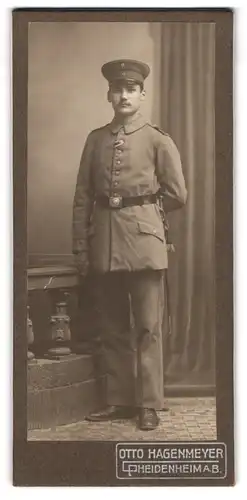 Fotografie Otto Hagenmeyer, Heidenheim a. B., Portrait junger Soldat in Feldgrau Uniform mit eingestecktem Orden