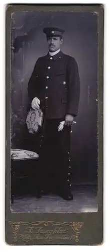 Fotografie J. Jungblut, Metz, Portrait Soldat in Uniform mit weissen Handschuhen