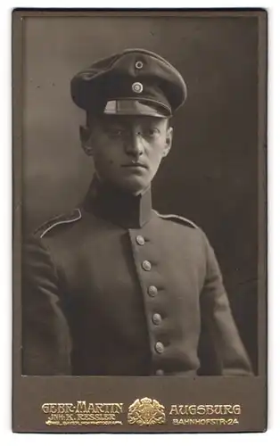 Fotografie Gebr. Martin, Augsburg, Bahnhofstr. 24, Portrait junger Soldat Fritz Neumeier in Uniform mit Brille