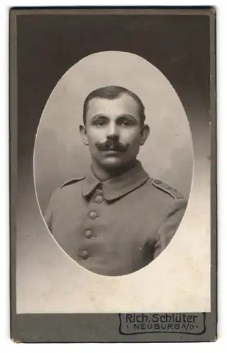 Fotografie Rich. Schlüter, Neuburg a. D., Portrait Soldat in Uniform Rgt. 15 mit Kaiser Wilhelm Bart