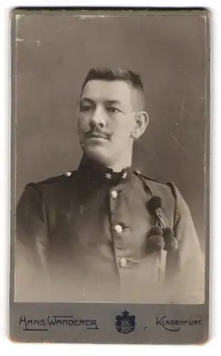 Fotografie Hans Wanderer, Klagenfurt, Portrait Soldat Seppl Hofer in Uniform mit Schützenschnur
