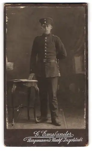 Fotografie G. Emsländer, Ingolstadt, Portrait junger Soldat in Uniform mit Bajonette