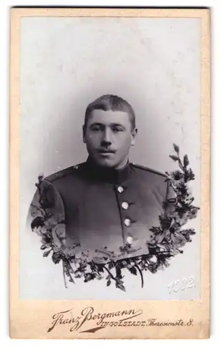 Fotografie Franz Bergmann, Ingolstadt, Theresienstr. 8, Portrait Soldat in Uniform Rgt. 18