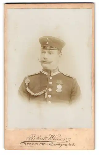 Fotografie Robert Wiener, Berlin, Jüterbogerstr. 2, Uffz, in Garde Uniform mit Zentenarmedaille und Schützenschnur