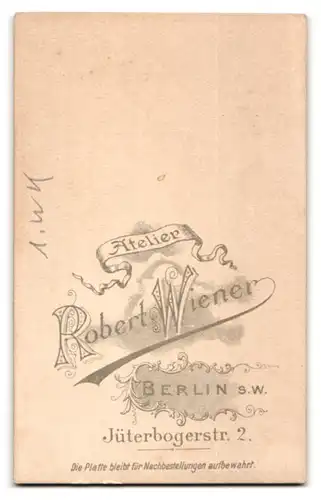 Fotografie Robert Wiener, Berlin, Jüterbogerstr. 2, Uffz, in Garde Uniform mit Zentenarmedaille und Schützenschnur