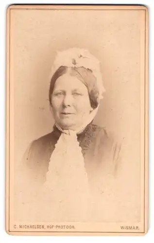 Fotografie C. Michaelsen, Wismar, Krämerstr. 19, Portrait ältere Dame im Kleid mit Haube