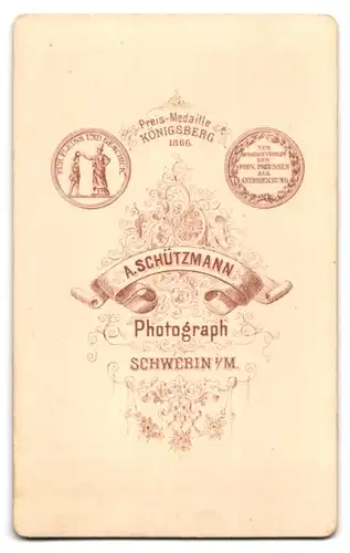 Fotografie A. Schützmann, Schwerin i. M., Portrait Herr im Anzug mit Fliege und Locken