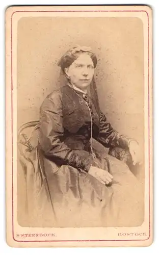 Fotografie S. Steenbock, Rostock, Kossfelder-Str. 7, Portrait Dame im seidenen Biedermeierkleid mit Schleier