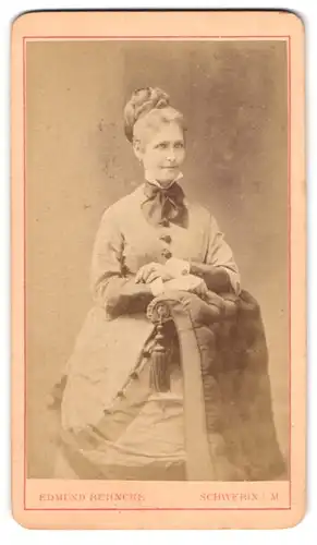 Fotografie Edmund Behncke, Schwerin i. M., Wismarsche Str. 26, Portrait Dame im Biedermeierkleid mit Schleife