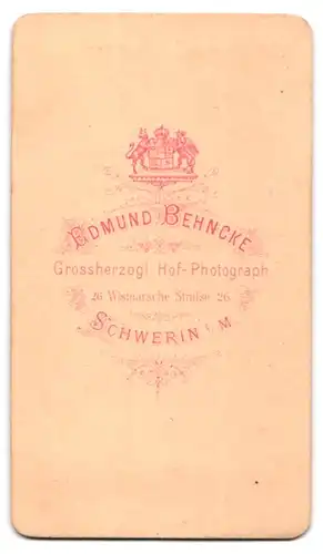 Fotografie Edmund Behncke, Schwerin i. M., Wismarsche Str. 26, Portrait Dame im Biedermeierkleid mit Schleife