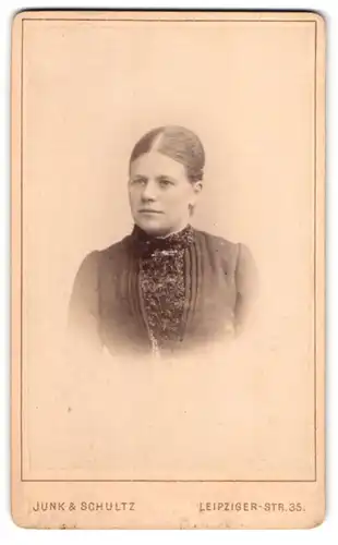 Fotografie Junk & Schultz, Berlin, Leipziger-Str. 35, Portrait Dame im dunklen Biedermeierkleid mit Brosche