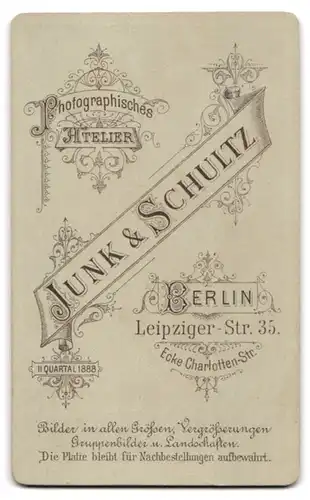 Fotografie Junk & Schultz, Berlin, Leipziger-Str. 35, Portrait Dame im dunklen Biedermeierkleid mit Brosche