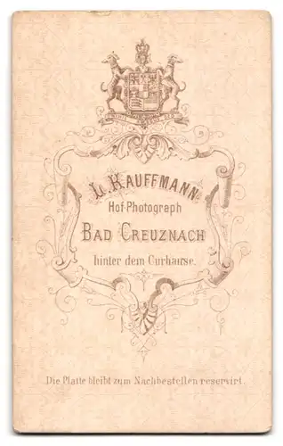 Fotografie L. Kauffmann, Bad Creuznach, hinter dem Curhaus, Portrait lässiger Knabe im Matrosenanzug mit Sommerhut