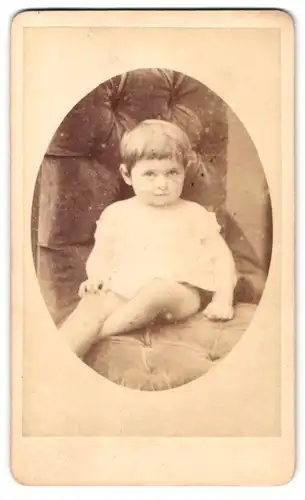 Fotografie Berthaud, Paris, Rue Cadet 9, Portrait Kleinkind im weissen Leibchen auf einem Sessel
