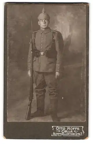 Fotografie Otto Hoppe, Celle, Altencellerthorstr. 7, Portrait Soldat in Feldgrau Uniform Rgt. 77, Pickelhaube Tarnbezug