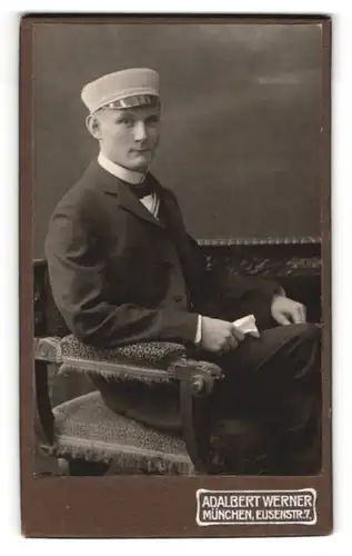 Fotografie Adalbert Werner, München, Elisenstr. 7, Portrait junger Student im Anzug mit Tellermütze und Couleur