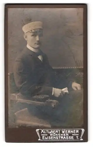 Fotografie Adalbert Werner, München, Elisenstr. 7, Portrait Student mit Tellermütze trägt Anzug