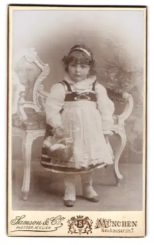 Fotografie Samson & Co., München, Neuhauserstr. 7, Portrait kleines Mädchen als Rotkäppchen zum Fasching
