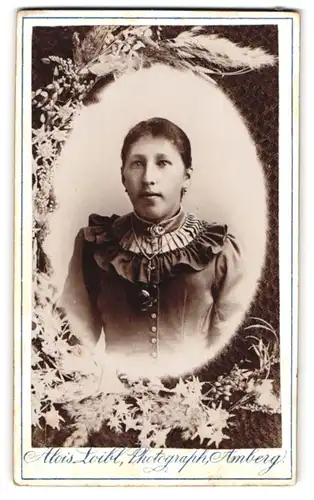 Fotografie Alois Loibl, Amberg, Portrait Dame im Biedermeierkleid mit Kreuzkette im Passepartout