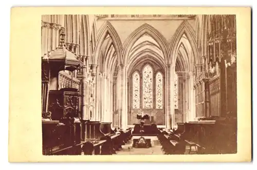 Fotografie Burgess & Jennings, Norwich, unbekannter Ort, Innenansicht einer Kirche mit Kanzel