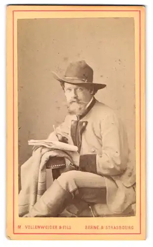 Fotografie M. Vollenweider, Berne, Rue des Postes 47, Portrait Herr im Jägeranszug mit Hut schreibt in ein Heft