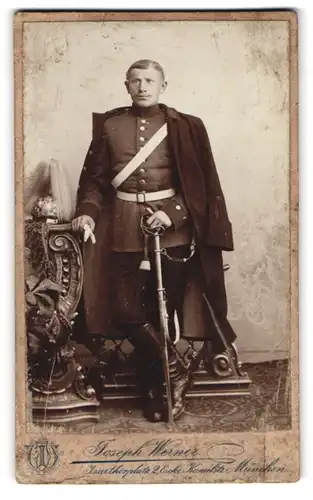 Fotografie Jospeh Werner, München, Isarthorplatz 2, Portrait Soldat in Uniform mit Pickelhaube Rosshaarbusch und Säbel