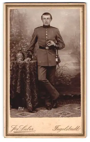 Fotografie Jos. Luber, Ingolstadt, Proviantgasse 878, Portrait junger Soldat in Uniform mit Pickelhaube und Bajonett