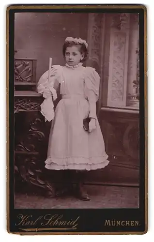 Fotografie Karl Schmid, München, Klenzestr. 28, Portrait niedliches Mädchen im hellen Kleid mit Kommunionskerze