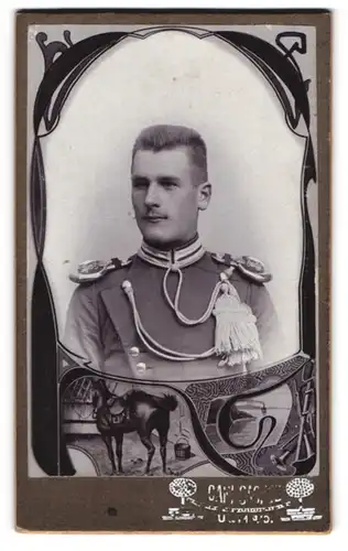 Fotografie Carl Sachse, Ulm a. D., Sattlergasse 6, Portrait Soldat in Gardeuniform mit Epauletten und Schützenschnur