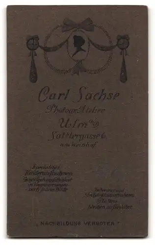 Fotografie Carl Sachse, Ulm a. D., Sattlergasse 6, Portrait Soldat in Gardeuniform mit Epauletten und Schützenschnur