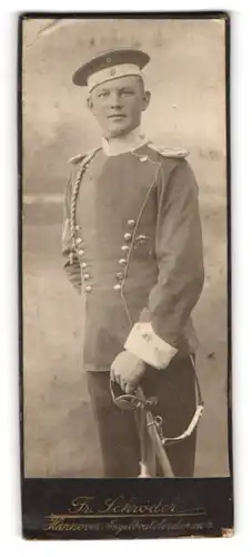 Fotografie Fr. Schröder, Hannover, Engelbostelerdamm 6, Portrait junger Ulan in Uniform mit Epauletten, Schützenschnur