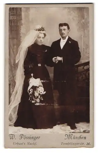 Fotografie W. Pössinger, München, Tumblingerstr. 34, Portrait Eheleute im schwarzen Kleid und Anzug mit Schleier