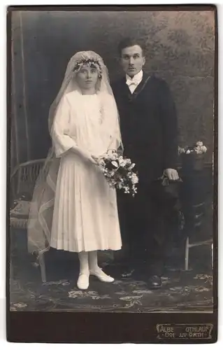 Fotografie Albert Rothlauf, Donauwörth, Portrait Ehepaar im Hochzeitskleid und Anzug mit Zylinder