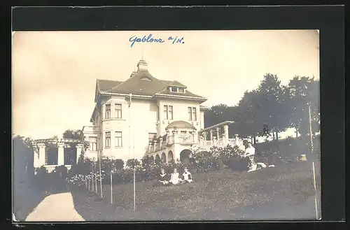 Foto-AK Gablonz / Jablonec Nad Nisou, Kinder vor grossem Gebäude