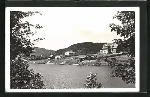 AK Pyskocely, Blick auf Häuser am See