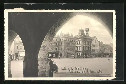 AK Leitmeritz / Litomerice, Hotel Schwarzer Adler, Blick durch die Rathauslaube