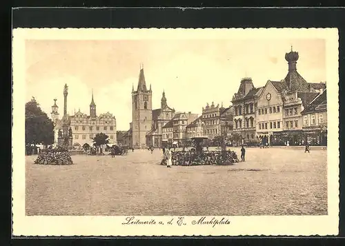 AK Leitmeritz / Litomerice, Brunnen und Denkmal auf dem Marktplatz