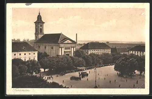 AK Theresienstadt / Terezin, Blick auf grossen Platz und Kirche