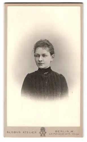 Fotografie Globus Atelier, Berlin, Leipziger-Strasse 132 /135, Schönes Fräulein mit Locken in schwarzem Kleid