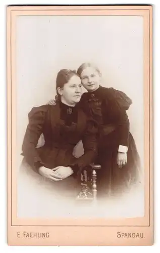 Fotografie E. Faehling, Spandau, Potsdamerstrasse 7, Mutter und Tochter umarmen sich
