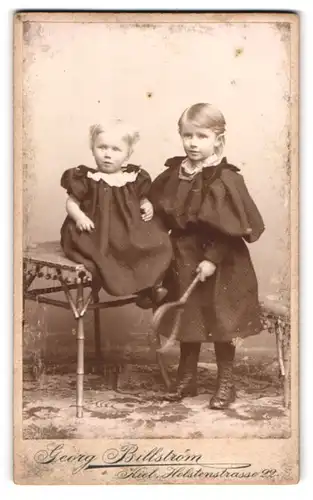 Fotografie Georg Billström, Kiel, Holstenstrasse 22, Schwestern in schwarzen Kleidern