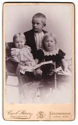 Fotografie Carl Stüwe, Süderbrarup, Drei Geschwister, Junge mit Segelohren, Baby mit drolligem Gesicht