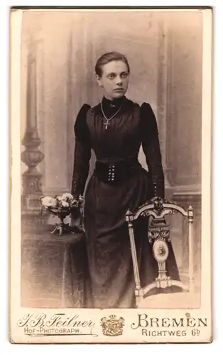 Fotografie J. B. Feilner, Bremen, Richtweg 6b, Schöne Frau mit grossen Augen in schwarzem Kleid
