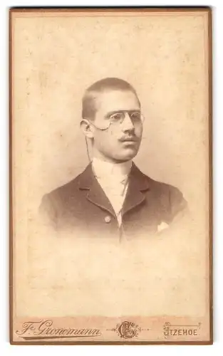 Fotografie F. Gronemann, Itzehoe, Gr. Paaschburg 5, Junger Herr mit kurzen Haaren und Zwicker