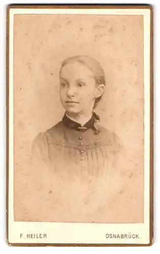 Fotografie F. Heiler, Osnabrück, Grosse Strasse 28, Junges Fräulein mit zurückgebundem Haar