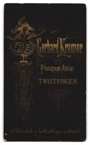 Fotografie G. Kramer, Twistringen, Edler Herr in Anzug mit flauschigem Schnurrbart