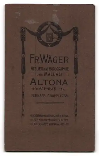 Fotografie Fr. Wäger, Altona, Holstenstr. 17, Kleiner Bursche mit Matrosenmütze und Teddy liest Bilderbuch