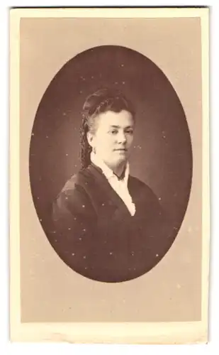 Fotografie Napoleon é Hijo, Ort unbekannt, Edle Dame mit aufwendiger Frisur und Rüschenkragen