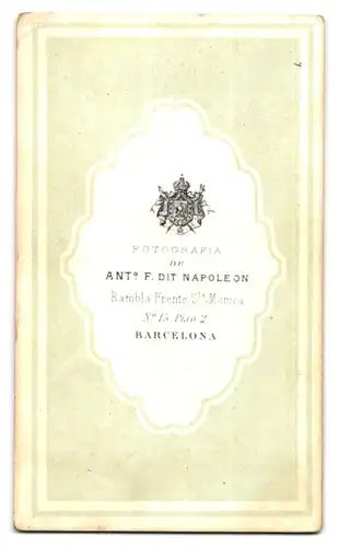 Fotografie Ant. F. Dit Napoleon, Barcelona, Rambla Frente St. Monica 15, Junger Knabe mit dicken Wangen lehnt an Stuhl